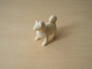 遠くを見つめる白い犬（小）【菊池俊治】