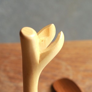 お出かけを待つ、フクロウの靴べら 1