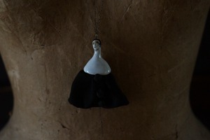 「Pörtrait」#8 / TRIANGLE   OPERA LENGTH NECKLACE OF TWO WHITE GLAZED HARF PORCELAIN WITH OLD CLOTH. 布と陶磁器のオペラレングス・ネックレス