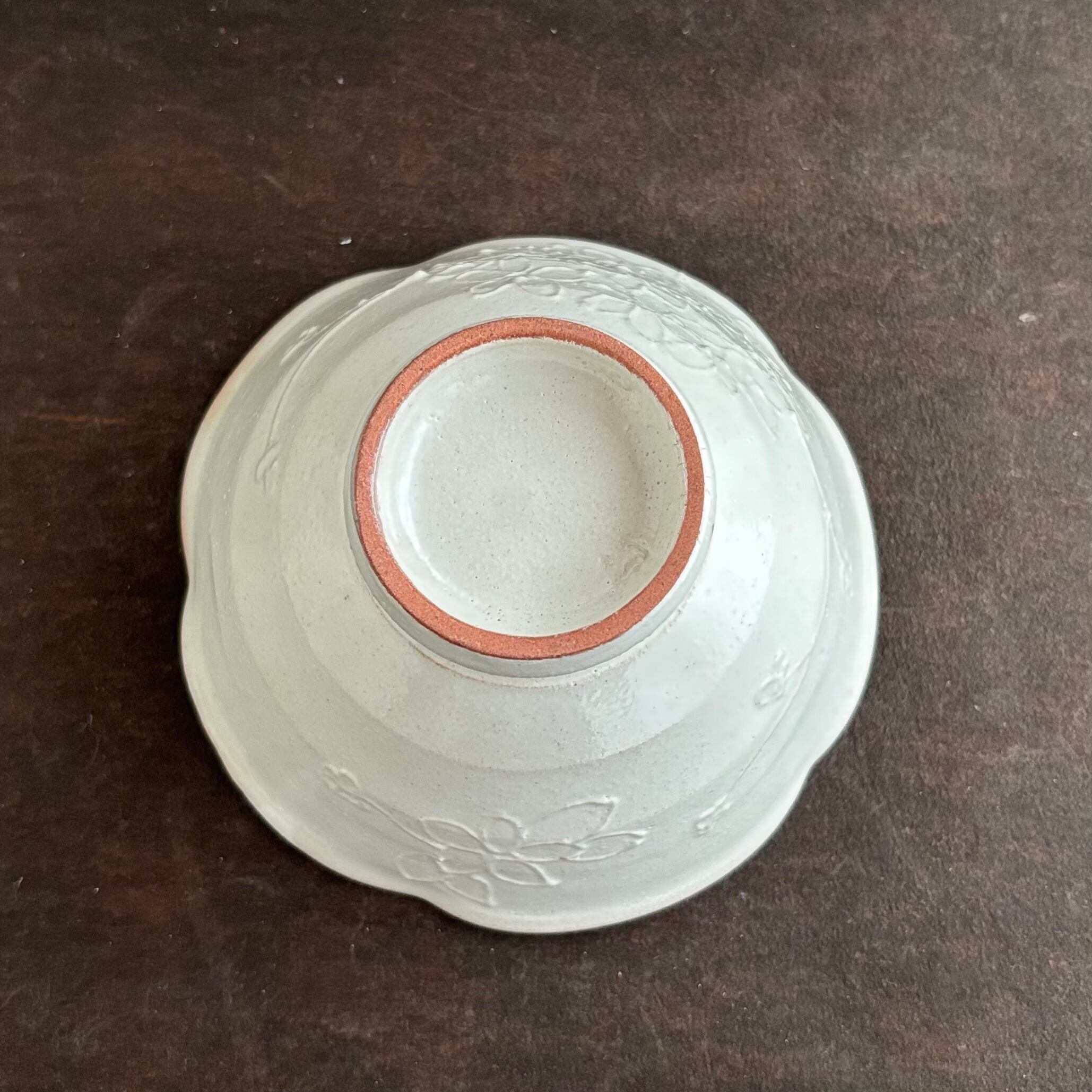 土和のルリエフ　粉引き　お花形ご飯茶碗