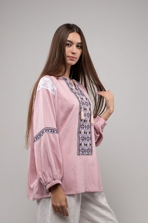 ウクライナ刺繍ヴィシヴァンカ クロスステッチ　手刺繍　ブラウス　麻　レディース・フリーサイズ