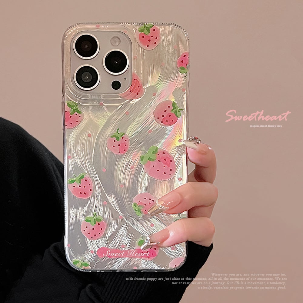 【iPhone15対応】かわいい苺がいっぱい◎あまーい! イチゴ フェザーオーロラ シルバー背面 韓国ケース 銀×ピンク ストロベリー スマホケース ND-15407