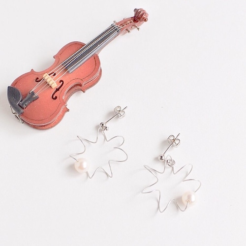 ヴィオラ弦と大粒パールのふるふるピアス V-616 Viola strings spring pierced earrings