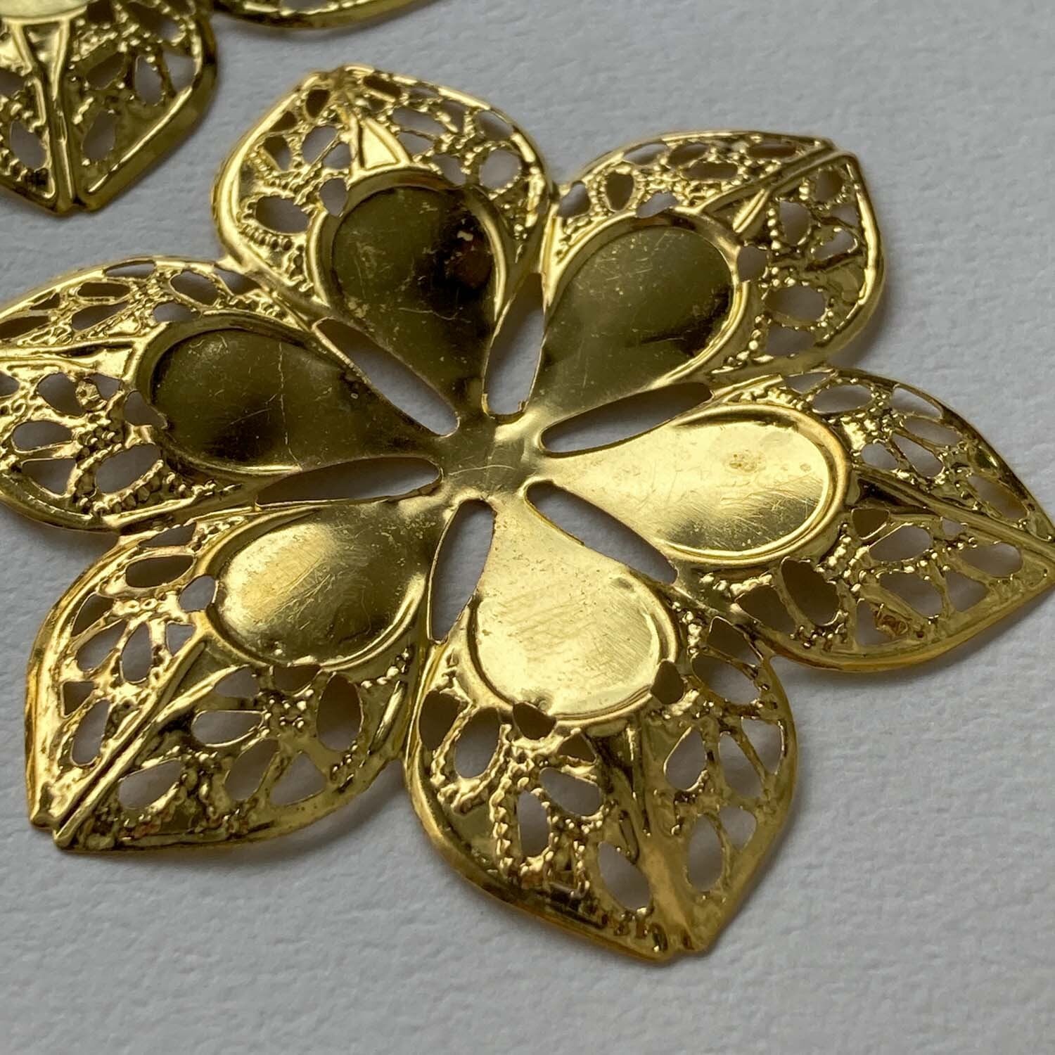 6弁花透かし模様メタルパーツ | Dua-アクセサリーパーツショップ