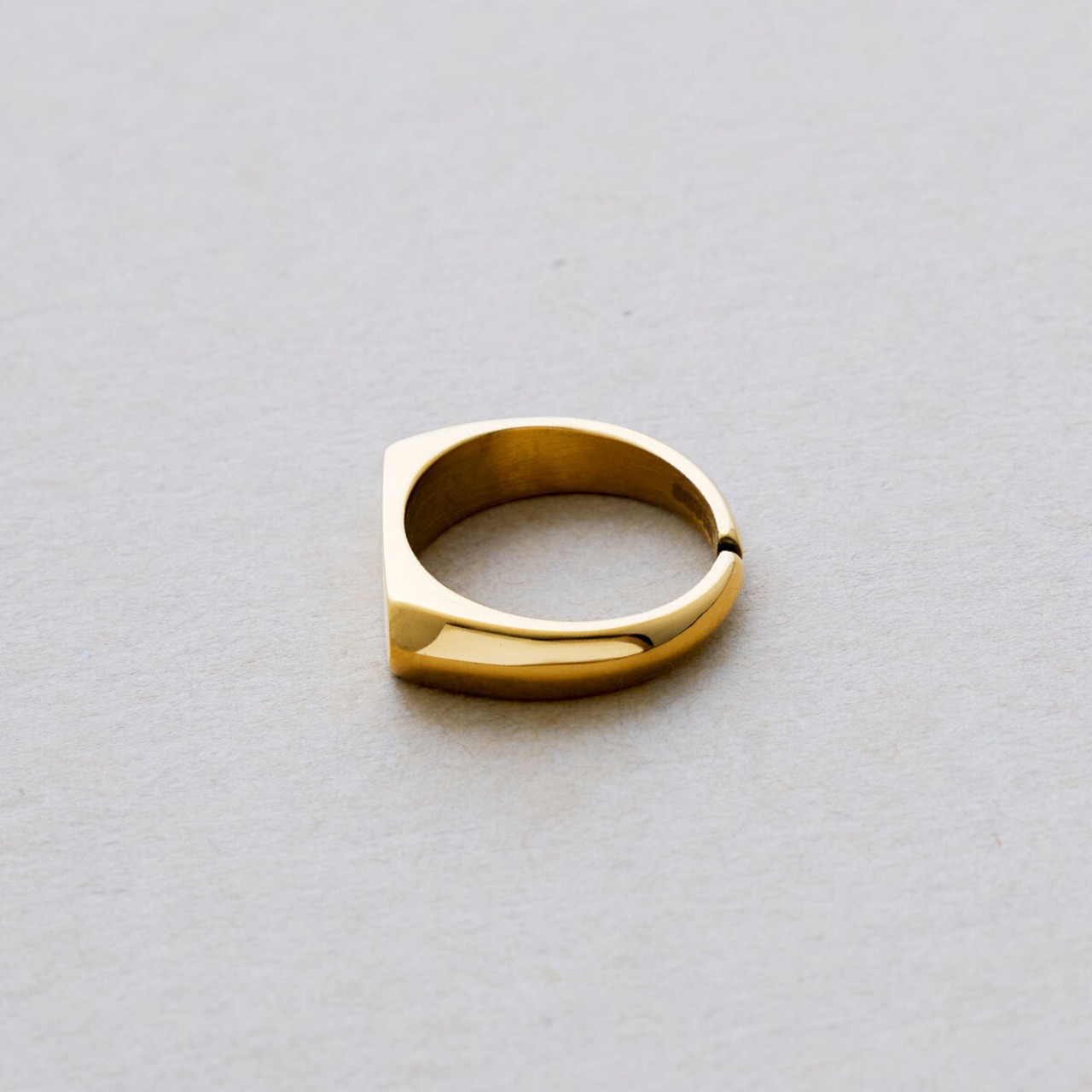 CAPSULE SIGNET RING