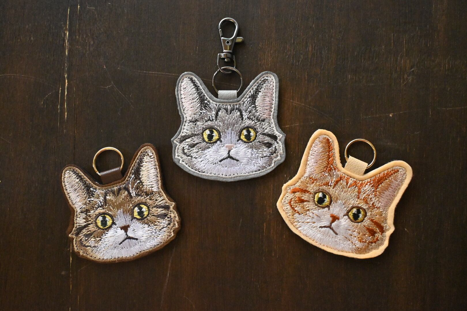 ハチワレトラ柄猫ちゃんのキーホルダー【長毛】 | 猫と暮らす洋裁店