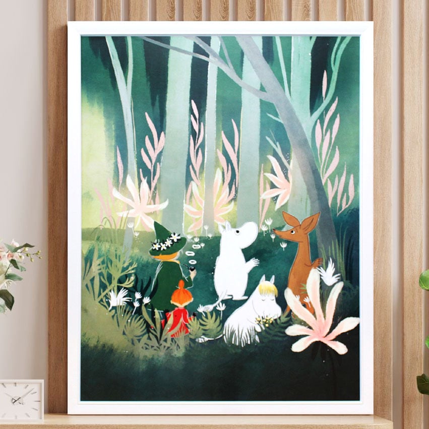ムーミン 北欧 Karto「森の中のムーミンと仲間達」送料無料 フレーム 展示用フック付アートポスター 絵画 インテリア アート
