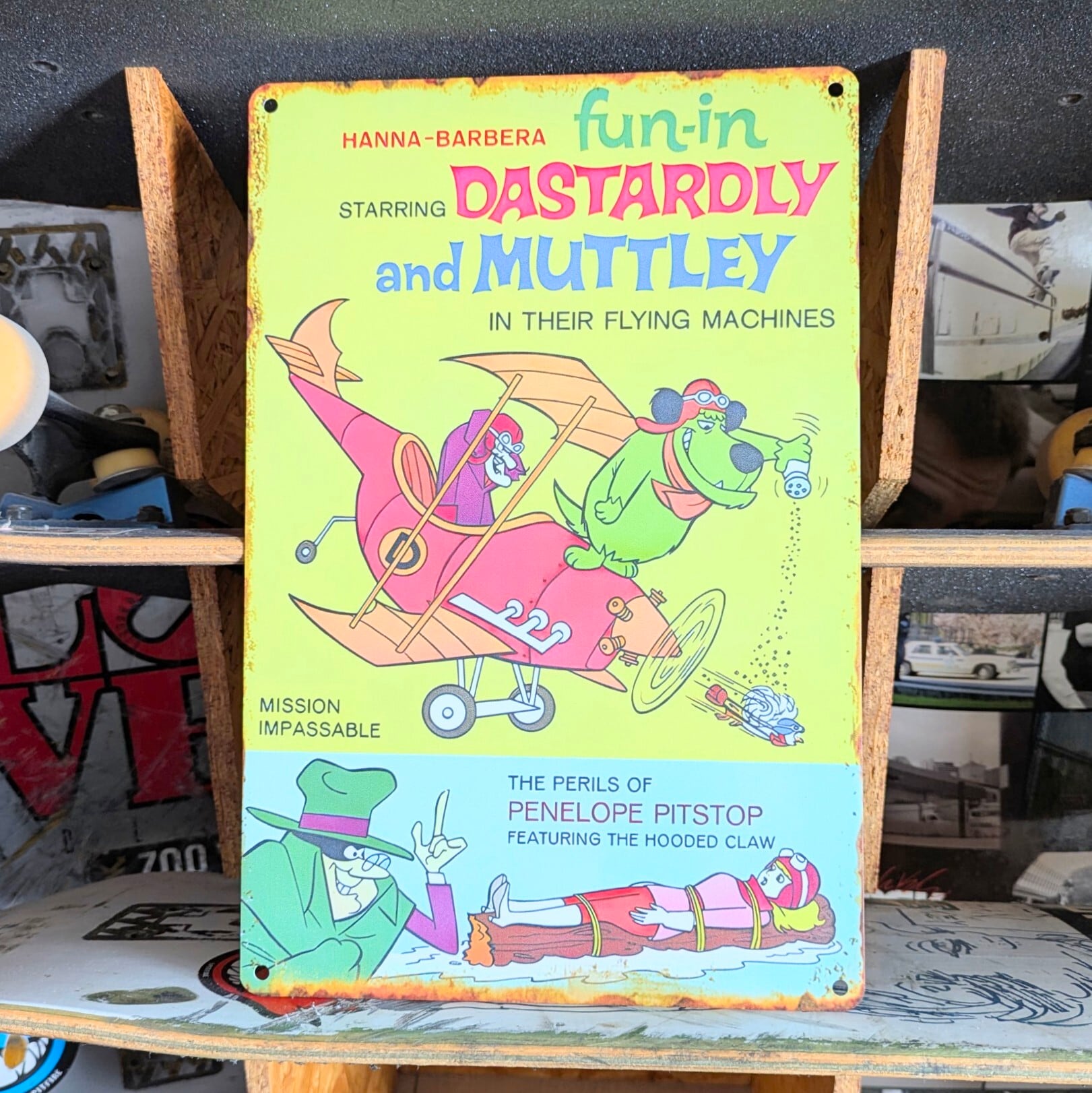 ♧ 送料無料!ちょうどいいブリキ看板 ビンテージ加工【 Wacky Races( チキチキマシン猛レース ) / ケンケン / ハンナ・バーベラ 】 METAL SIGN / メタルサイン / ブリキ看板 / サインボード / ビンテージ加工 〚アメリカン雑貨 アメトイ〛