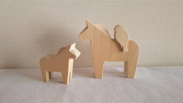 シンプルな　馬の親子　と　小鳥　木製オブジェ　青森ひば