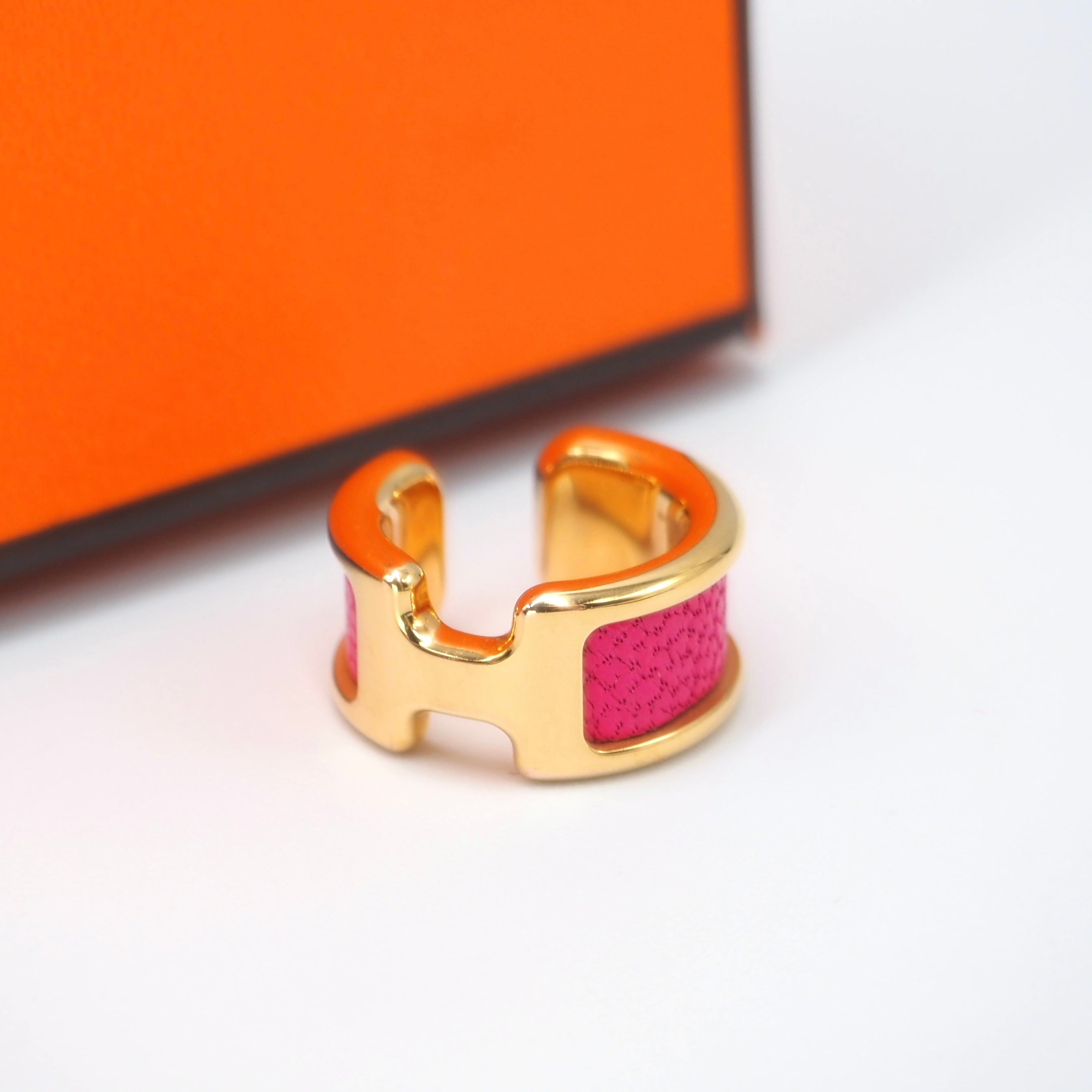 2/22掲載 HERMES オランプPM イヤーカフ GP レザー エルメス 付属品付き