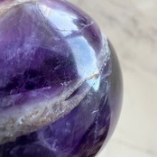 特徴のある模様をもつドリームアメジスト＊シェブロンアメジストスフィア1＊紫水晶＊天然石丸玉＊天然石インテリア＊置き物