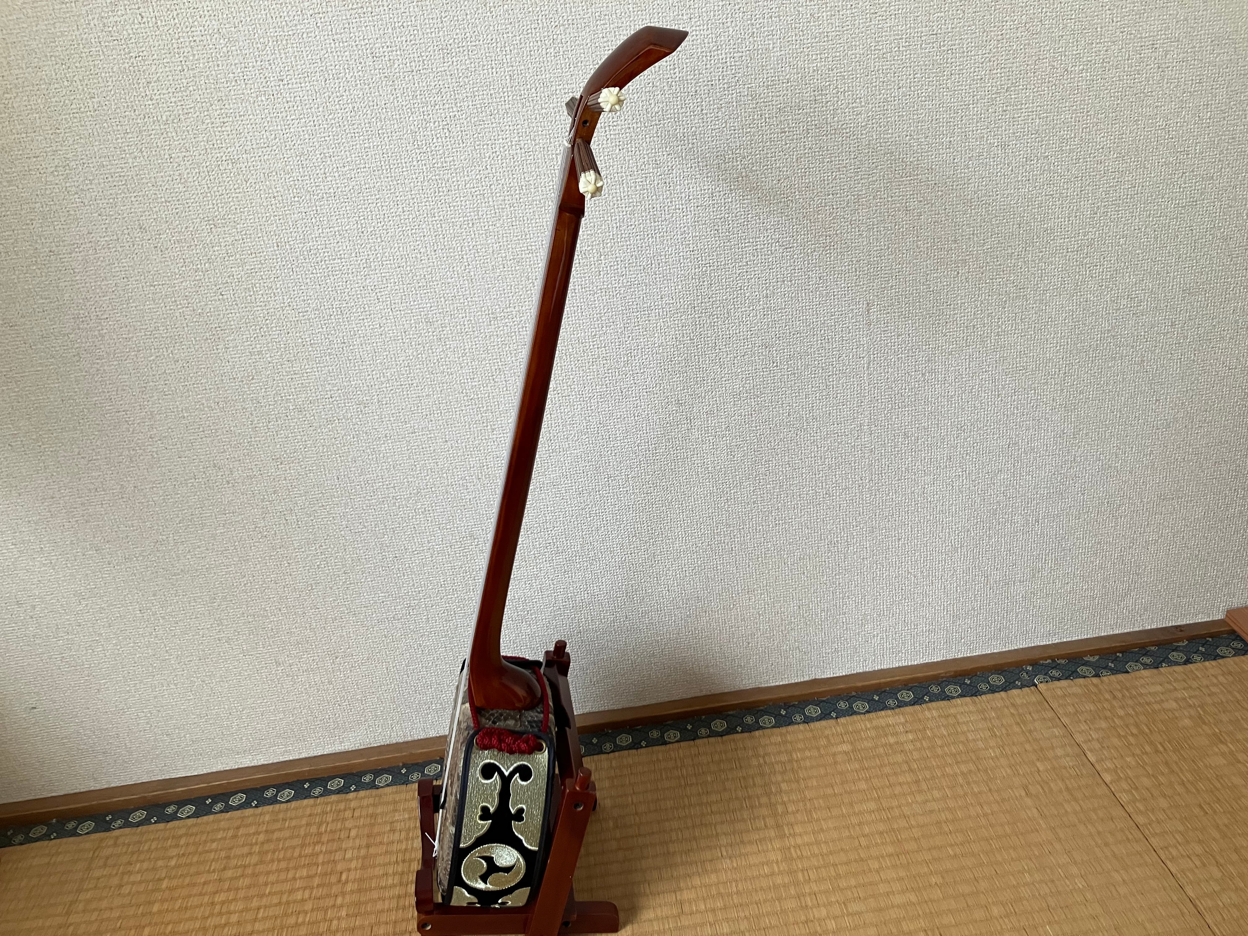 名工上原良光作 ヤンバルユシ木マカビ型 スンチ仕上げ | クオレ三線