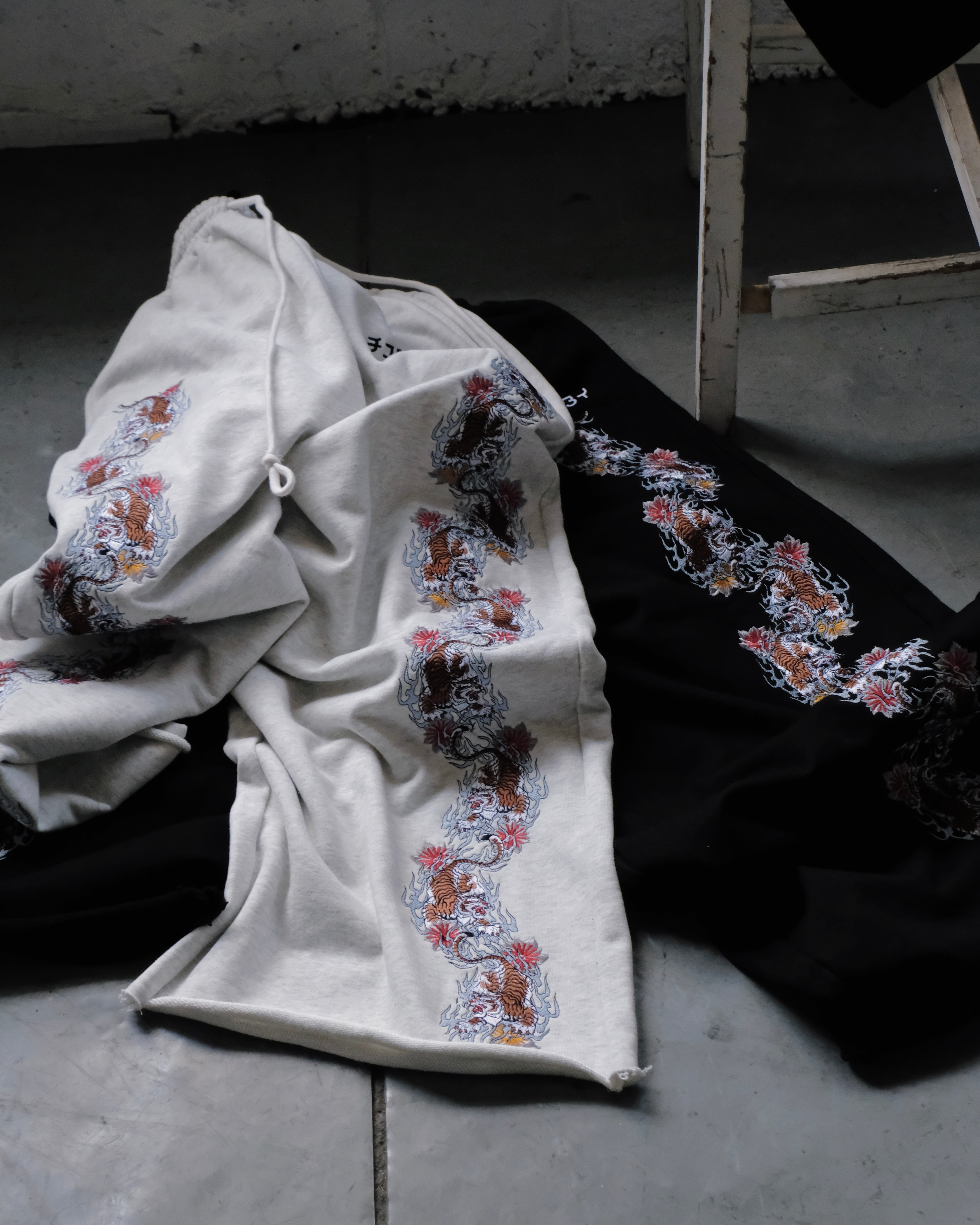 Tiger line sweat pants/Black | チュウカタベタイ