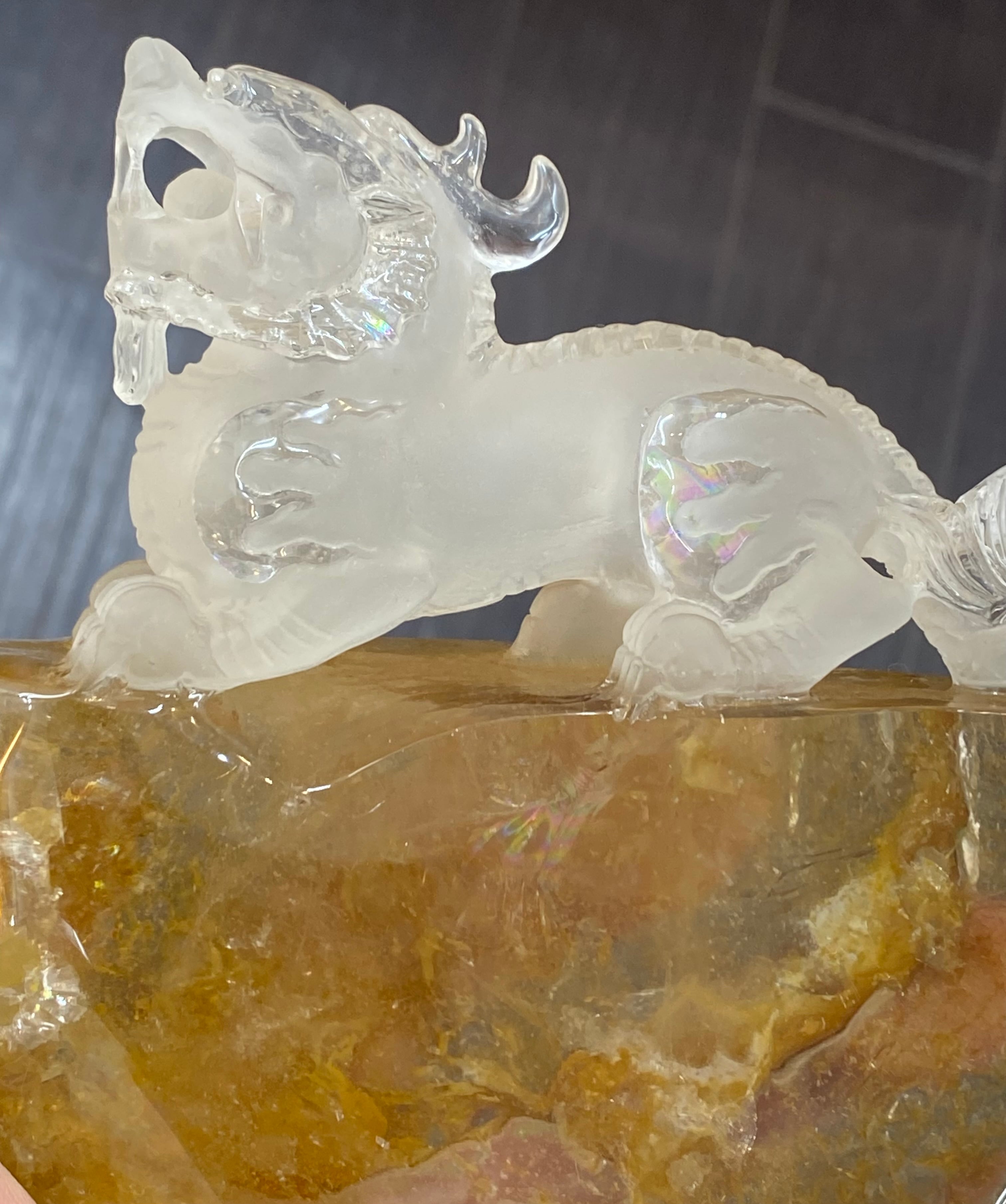 厳選 水晶ヒキュウ 透かし彫り水晶貔貅 虹入り！ライモナイト入り水晶