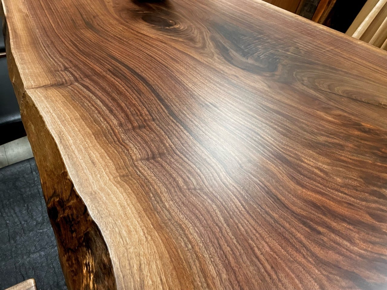 ウォールナット_2100×870-860-1000×55_横浜元町店_テーブル天板/一枚板