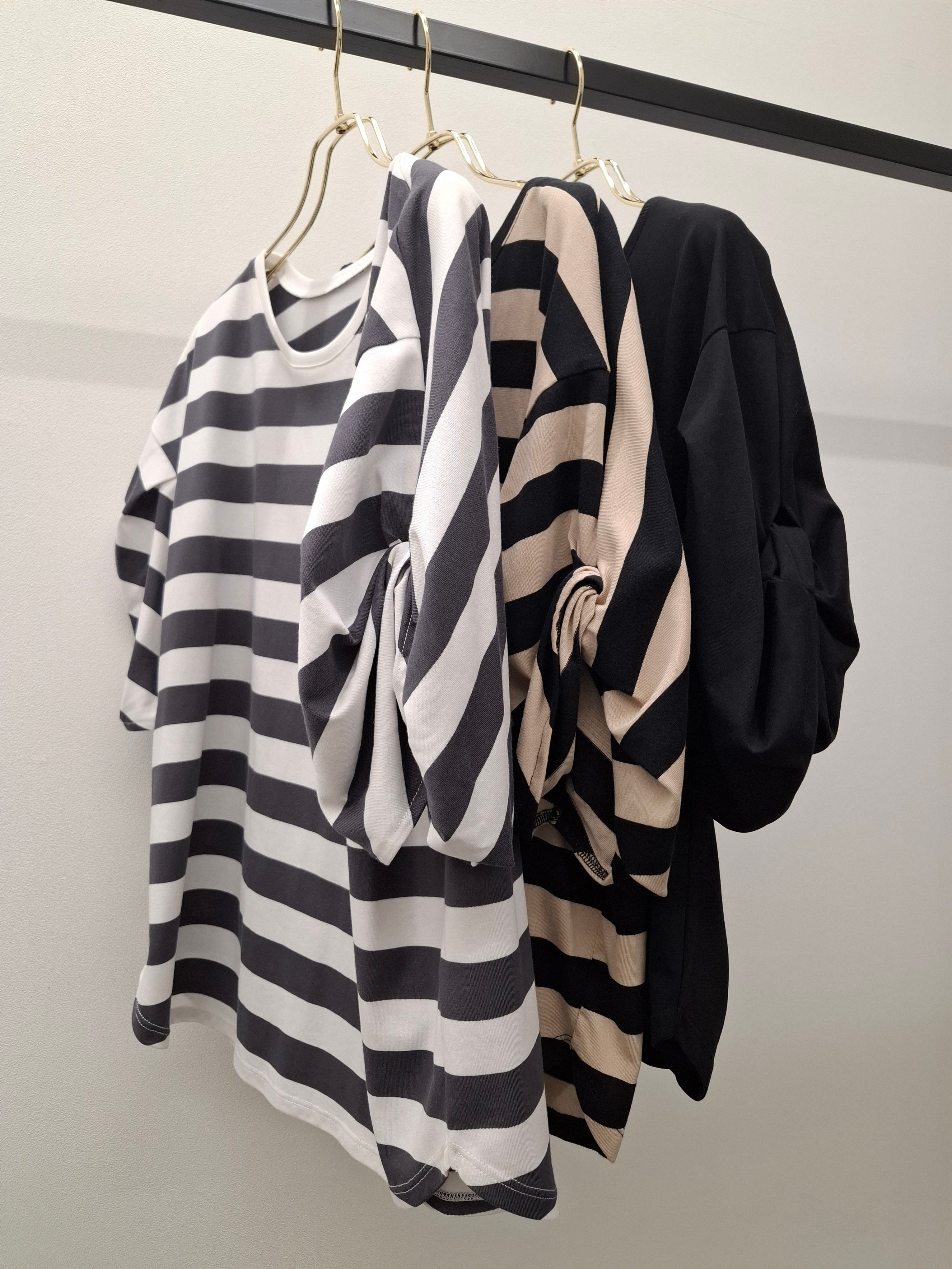 【SAMPLE SALE】ねじりスリーブプルオーバー (ホワイト×グレー)