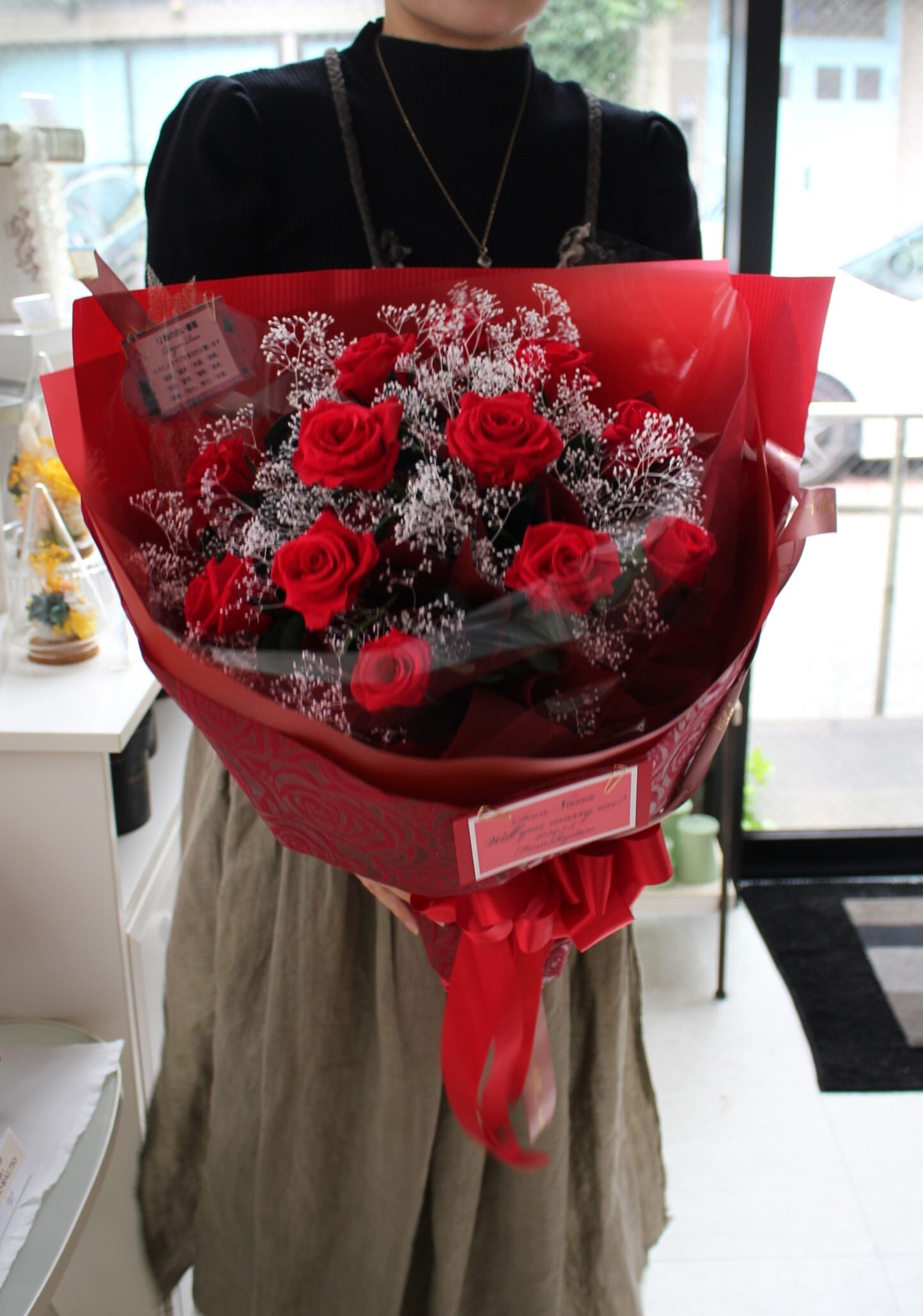 12輪の赤い薔薇 ダズンローズ(茎付き）カスミソウ | 福岡の