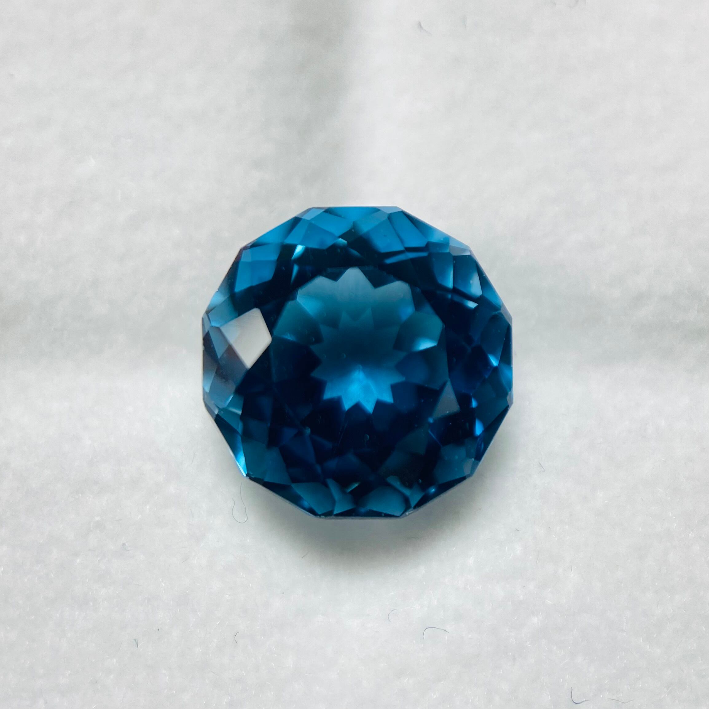 吸い込まれるロンドンブルートパーズ