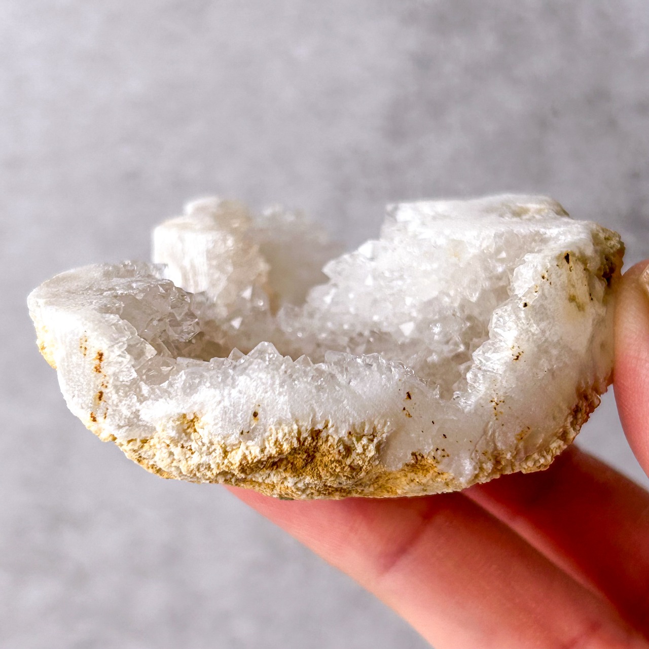 モロッコ産 水晶ジオード(晶洞) クラスター