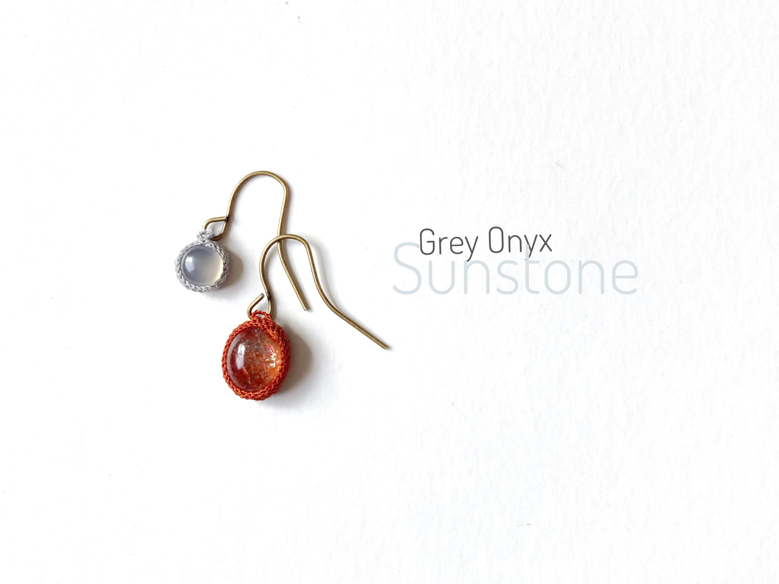 イリュージョンサンストーン+グレーオニキス crochet earrings