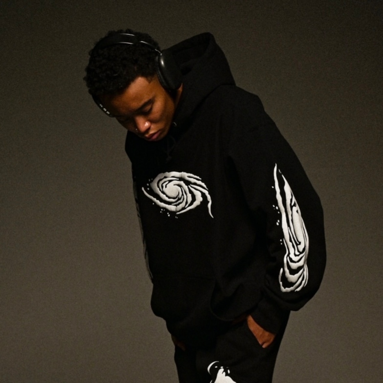 GALAXY HEAVYWEIGHT HOODIE 【Black】