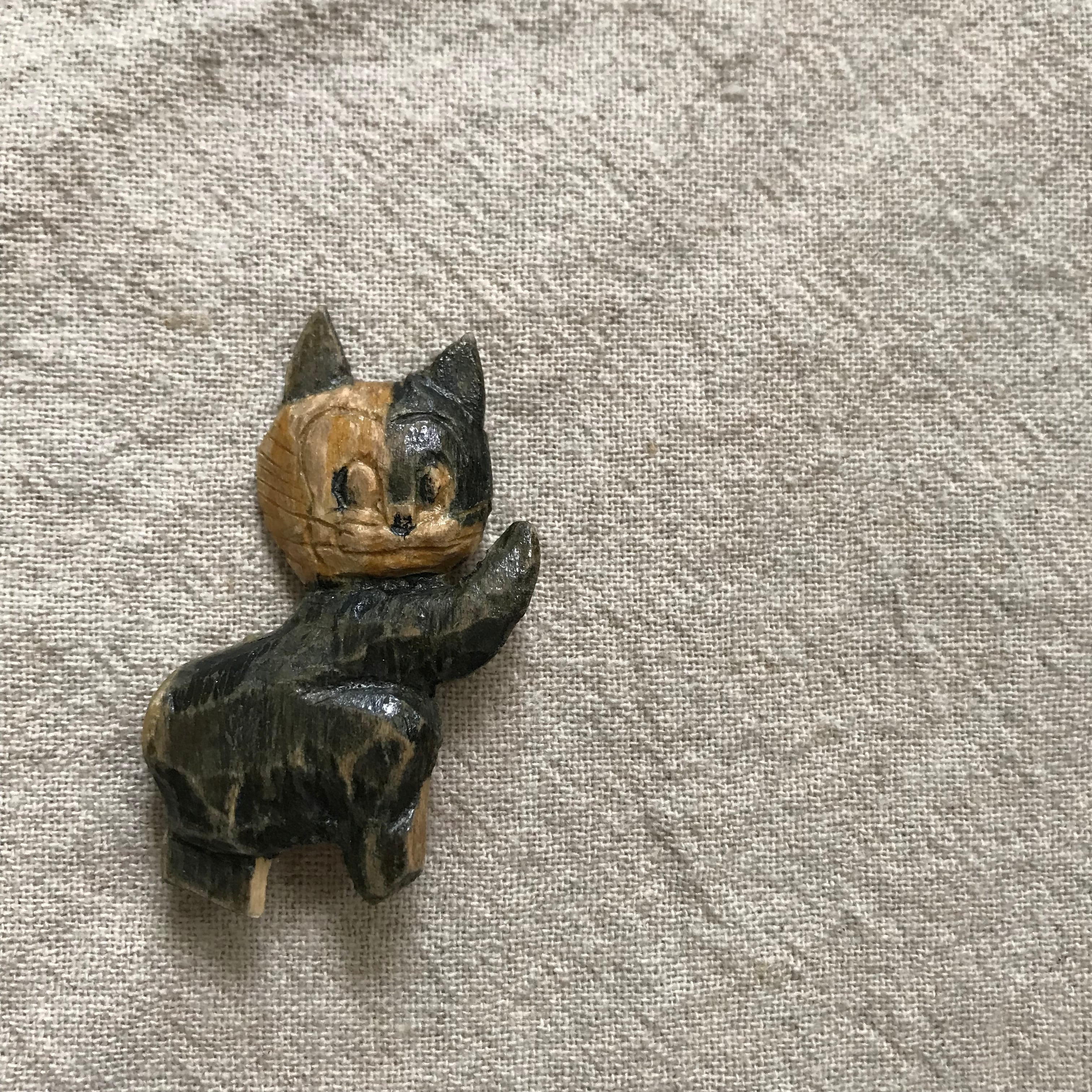 お茶目なネコブローチ