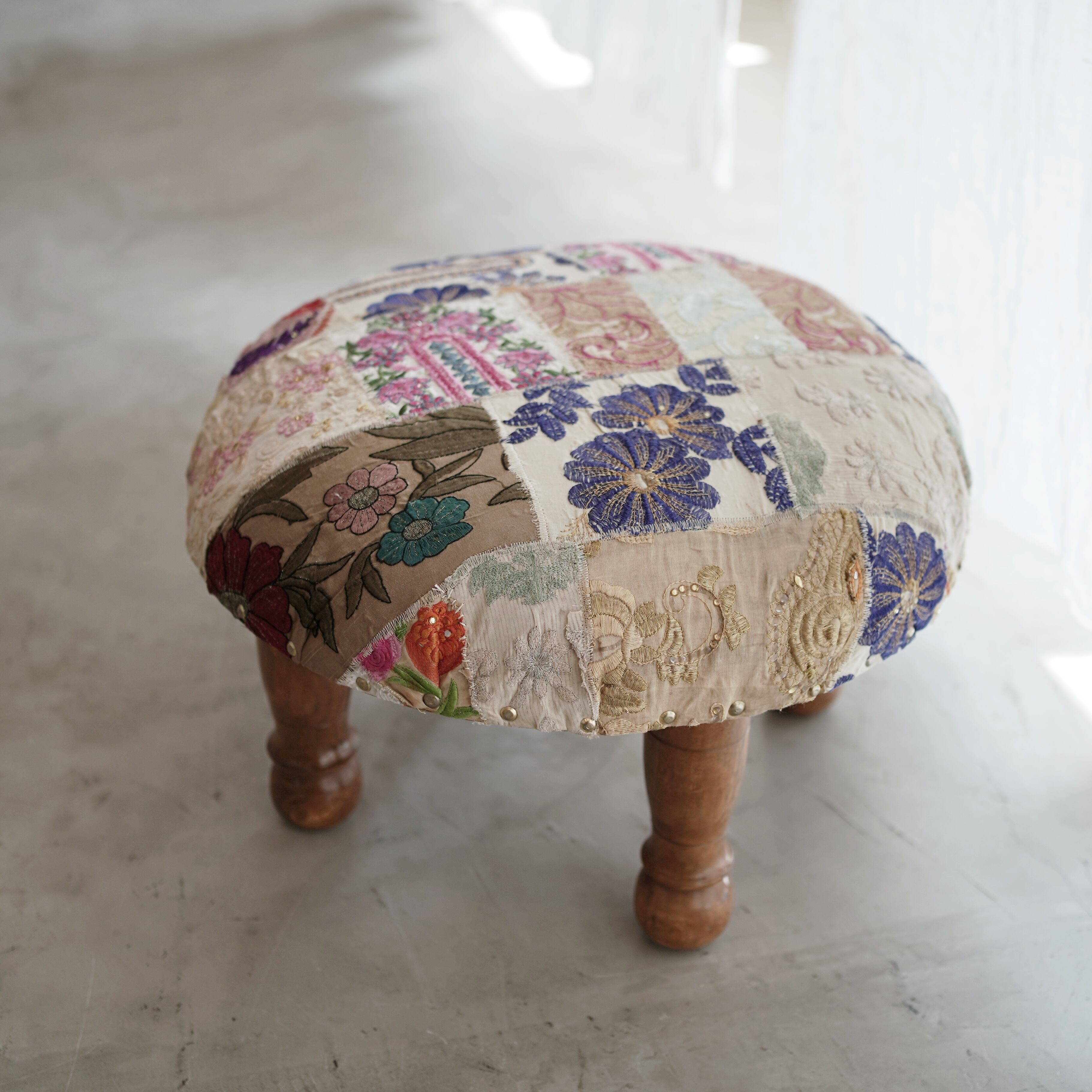 ザリ刺繍パッチワークスツール