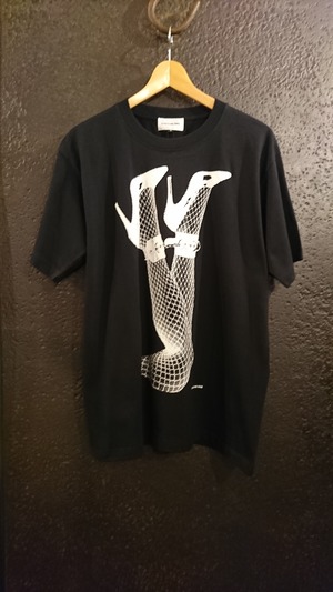 A PUZZLING HOME "SHACKLE TEE" Black Color