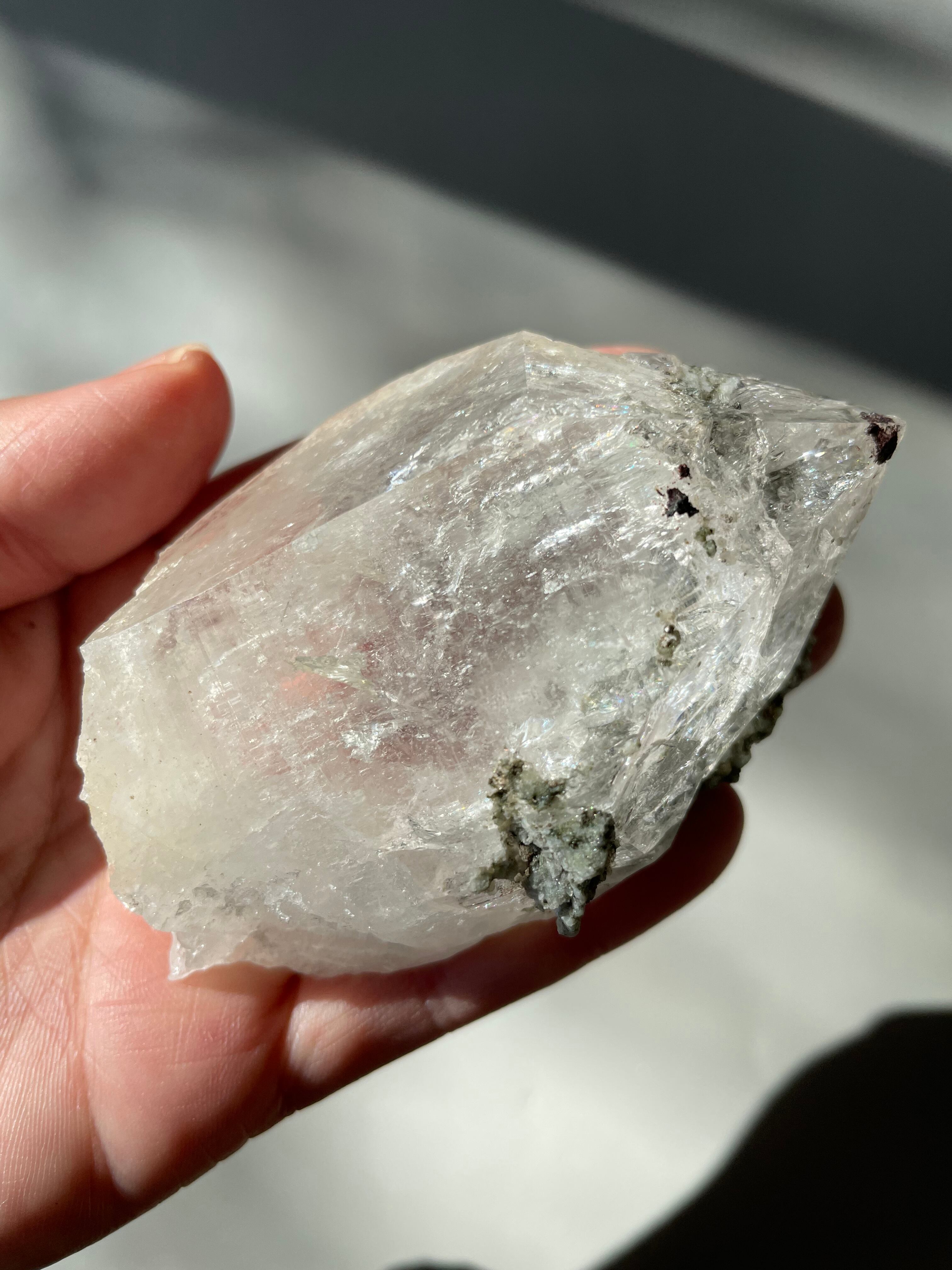 パキスタン　ギルギット　スカルドゥ産　ヒマラヤ水晶　マイカ　クローライト　虹