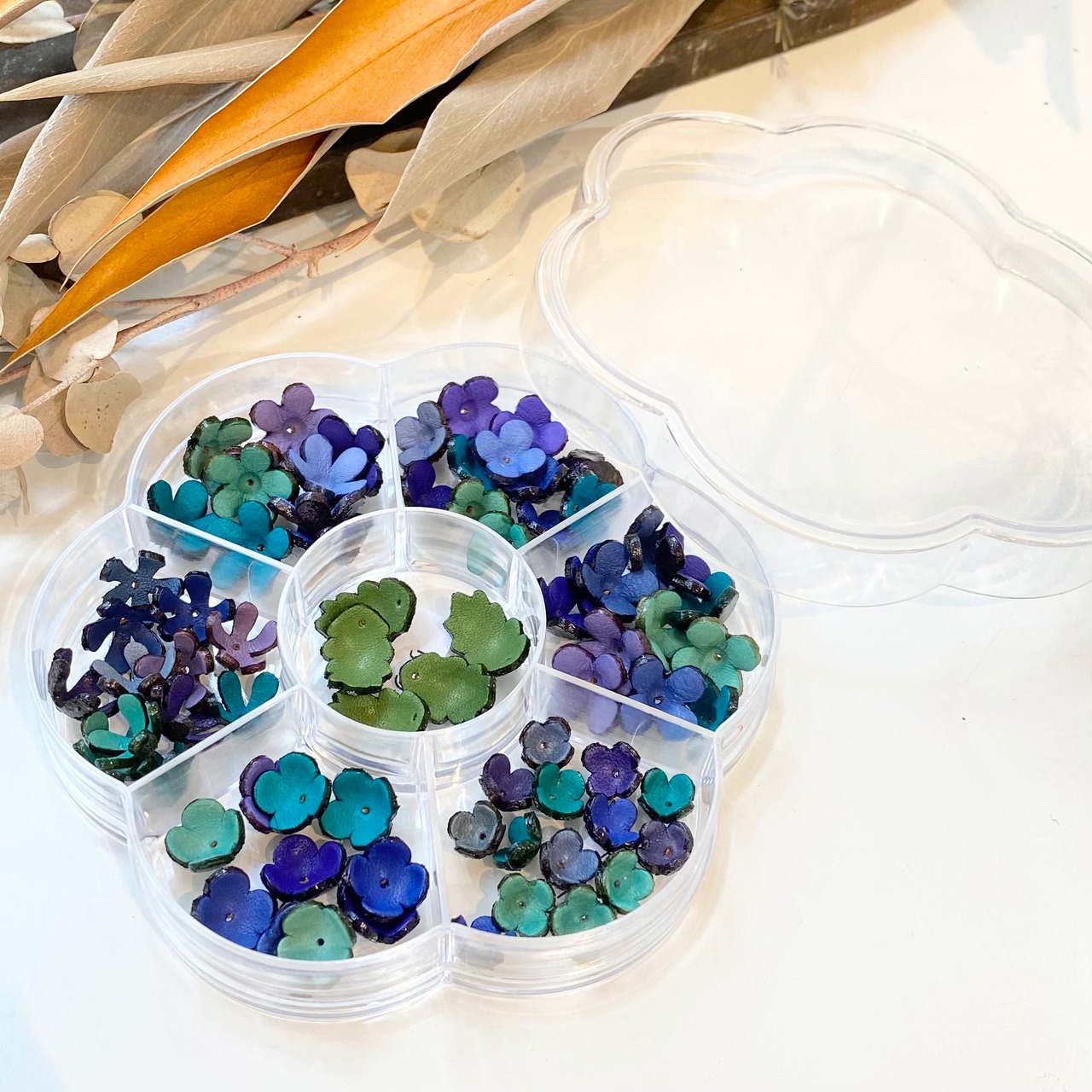 【クリアフラワーケース入り】6種小花＆葉っぱのパーツセット(ブルー) - 2