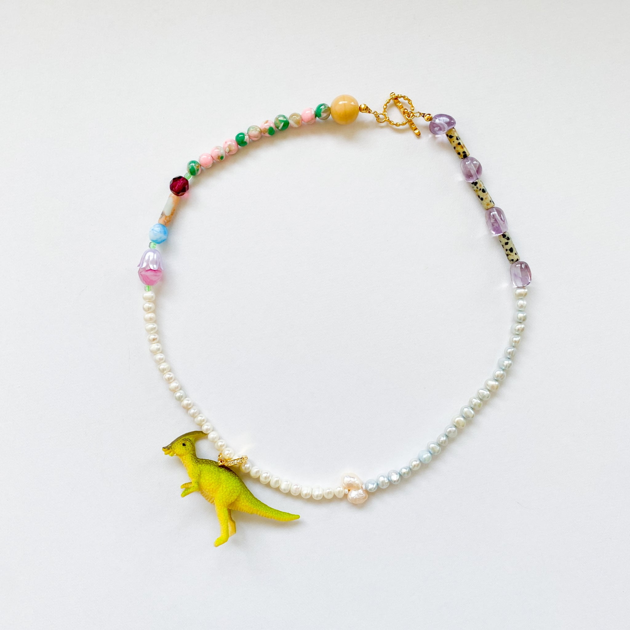 淡水パールとビーズのネックレス(たまに天然石）恐竜チャームつき