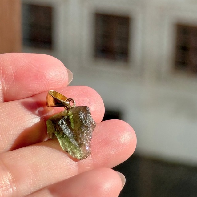 【本場買い付け】【最高品質】【希少石】モルダバイト　ペンダント（革ひも　or　チェーンつき　☆選べます）　NO.7