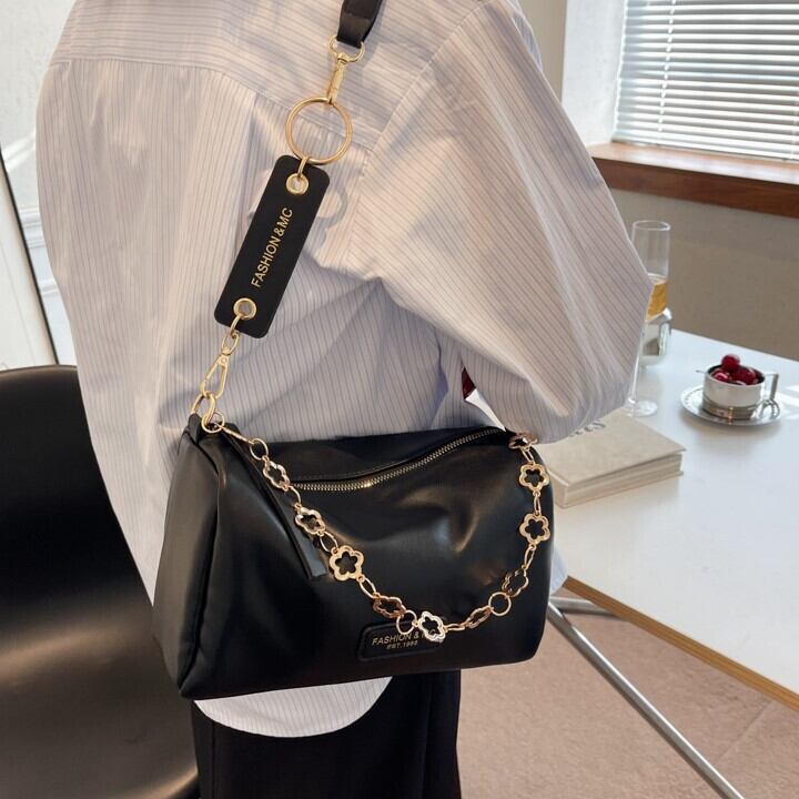 ショルダーバッグ レディース バッグ 鞄 カバン かばん 送料無料 4色 肩がけ 肩掛け 斜め掛けバッグ スクエア チェーン かわいい 大人可愛い きれいめ カジュアル フェミニン おしゃれ お洒落 おとな ラブリー キュート ガーリー 抜け感 無地 OL 通勤 学生 通学 デート お出かけ 女子会 休日 小さめ コンパクト ブラック ブルー カーキ コーヒー 春 夏 秋 冬 オールシーズン 10代 20代 30代 40代 50代 ママ 韓国 韓国系 普段使い 楽ちん モテ トレンド 流行