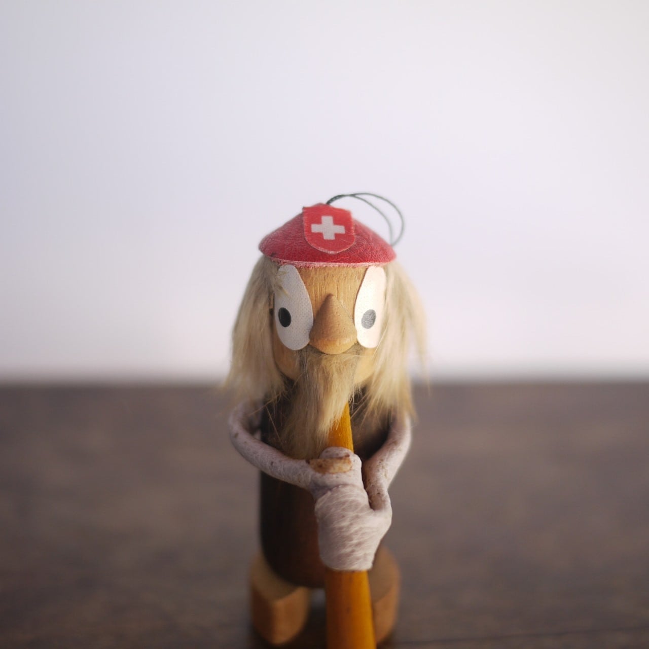 赤い帽子のホルン人形 スイス 木製人形