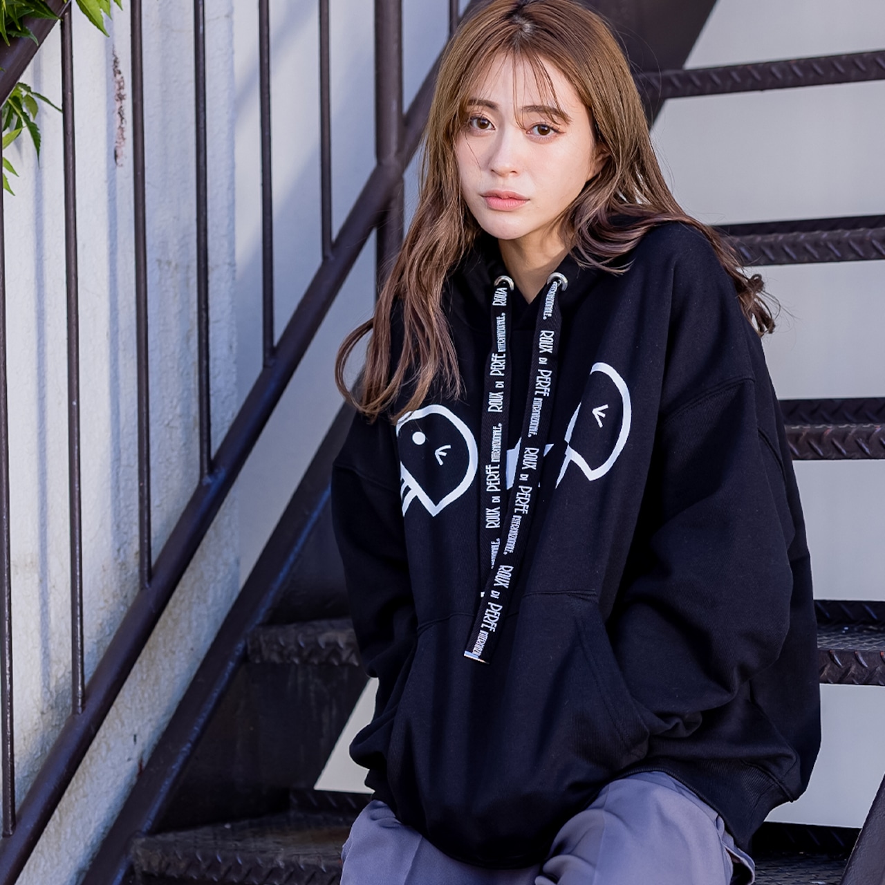 ロゴ紐ベーマークパーカー