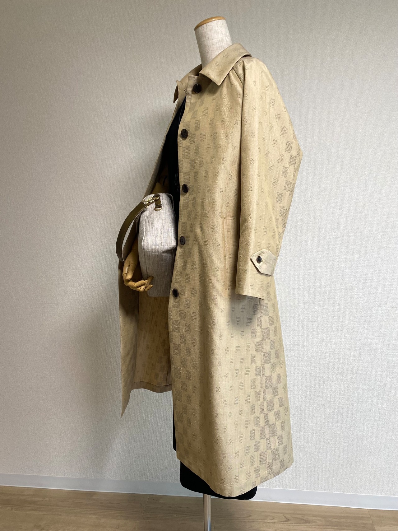 28　市松グラデーショントレンチコート