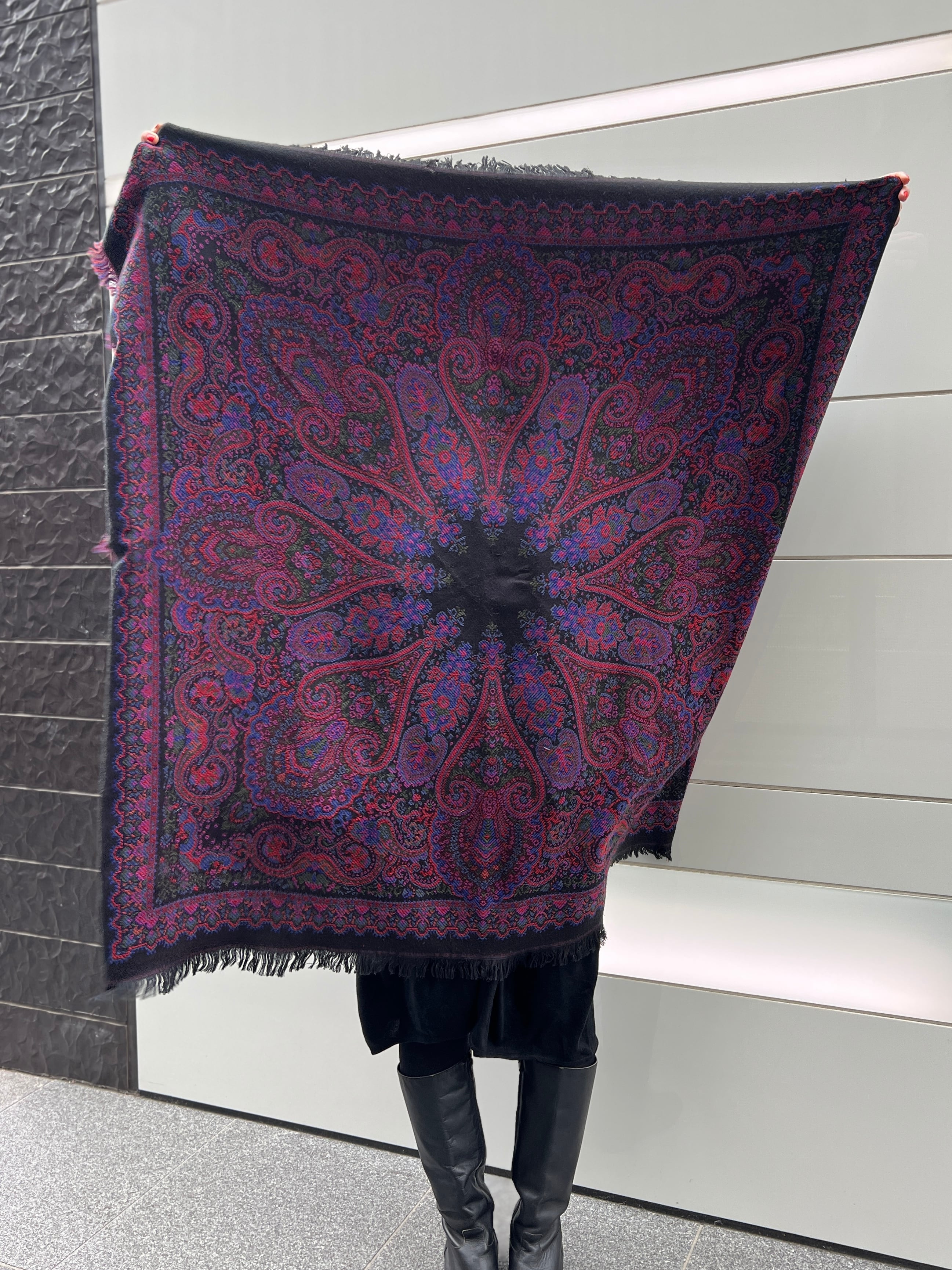 Vintage black × paisley stall