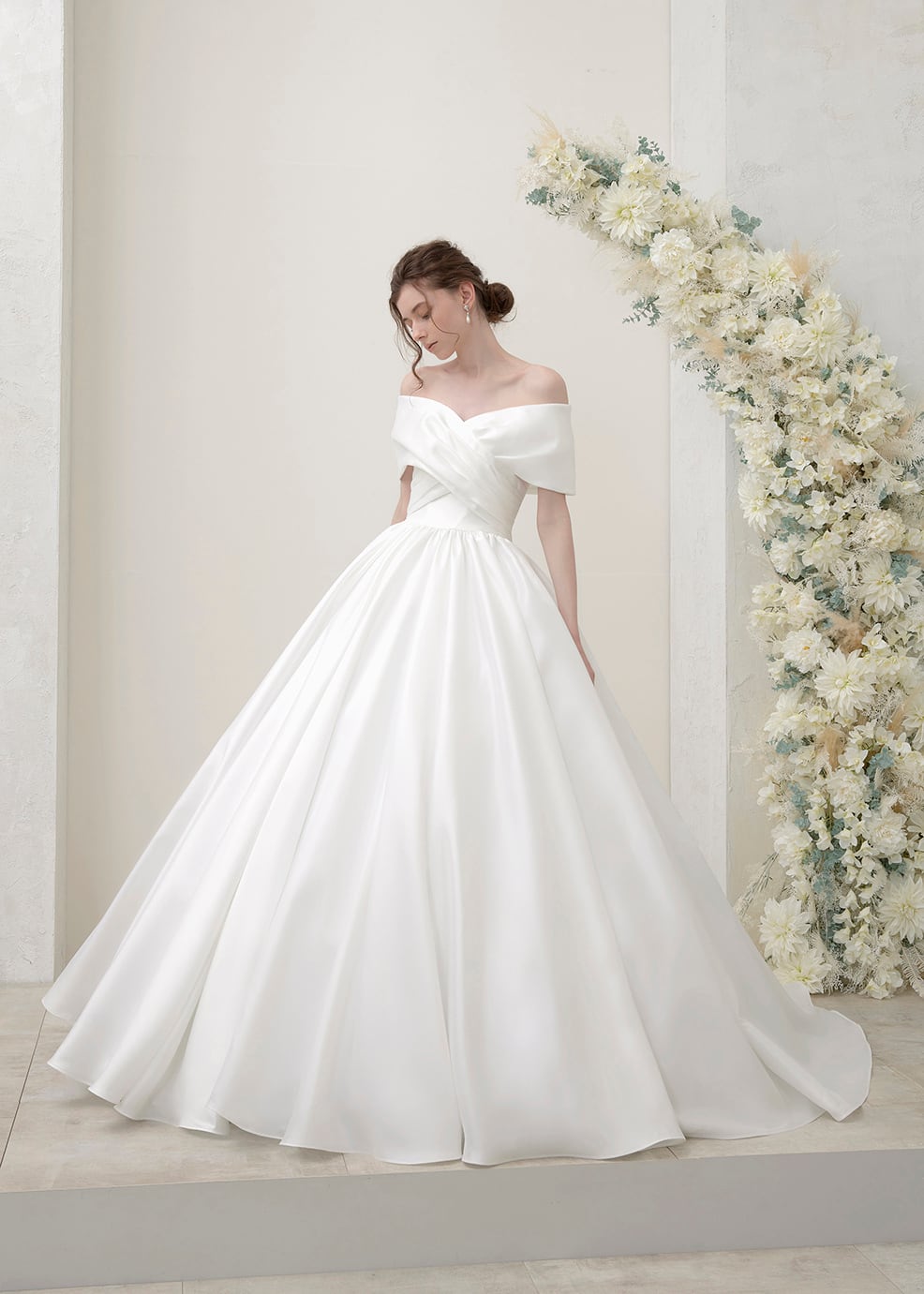 ウエディングドレス オフショルダー 光沢サテン トレーン/ロング 演奏  