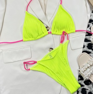 水着 ビキニ スイムウェア レディース 三角ビキニ 紐 セパレートタイプ セパレート ホルターネック 伸縮性 セット ツーピース 上下セット かわいい 大人可愛い シンプル 華やか 大人っぽい おしゃれ お洒落 主役級 存在感 ラブリー キュート 個性的 セクシー ヘルシー 無地 リゾート 旅行 温泉 プール 夏 海 ビーチ 美脚 脚長 着痩せ スタイルアップ 韓国 高見え 格上げ プチプラ モテ インスタ映え こなれ感 S M L ビビットカラー グリーン ピンク