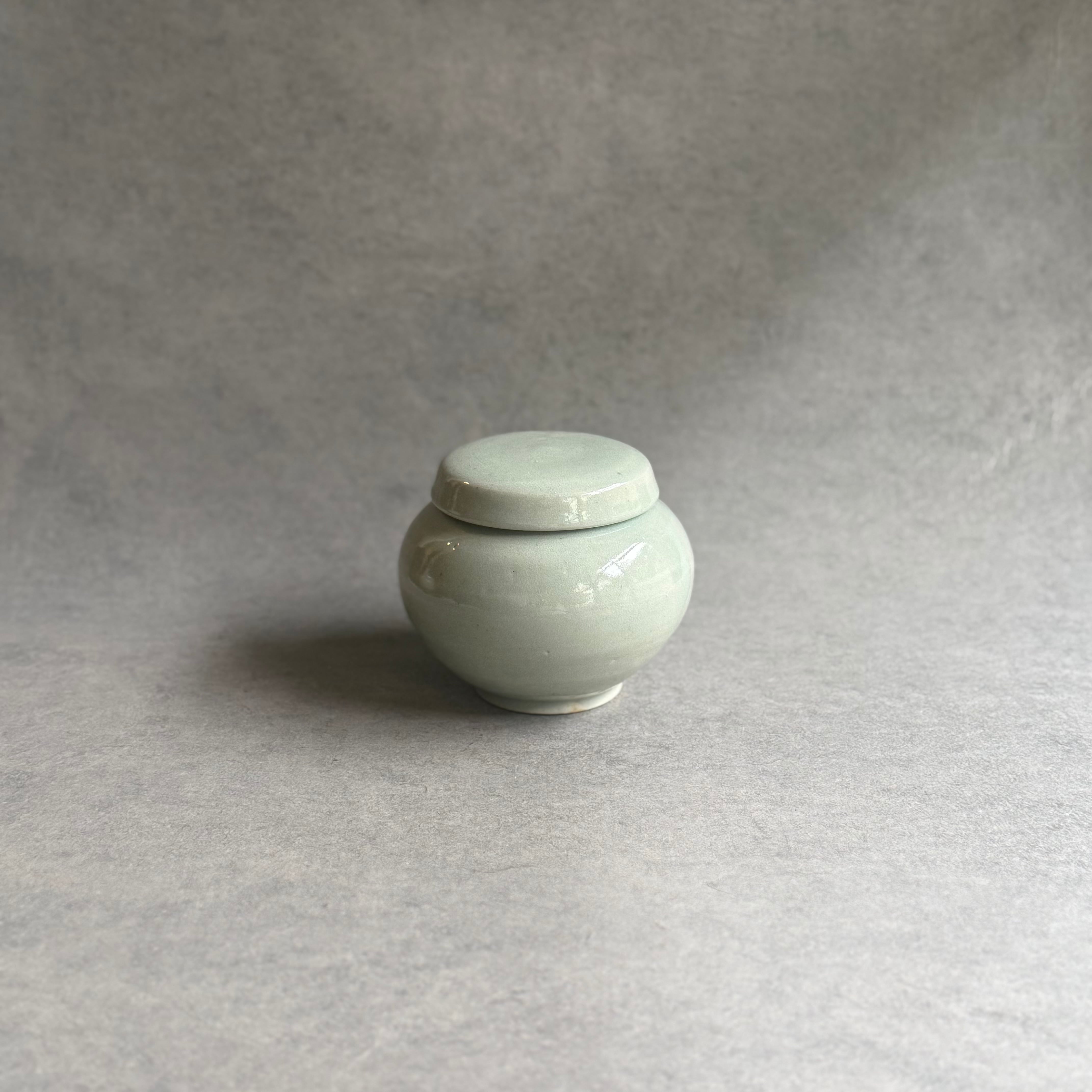 日高伸治 青白磁蓋付薬壺 大 | gallery 一白