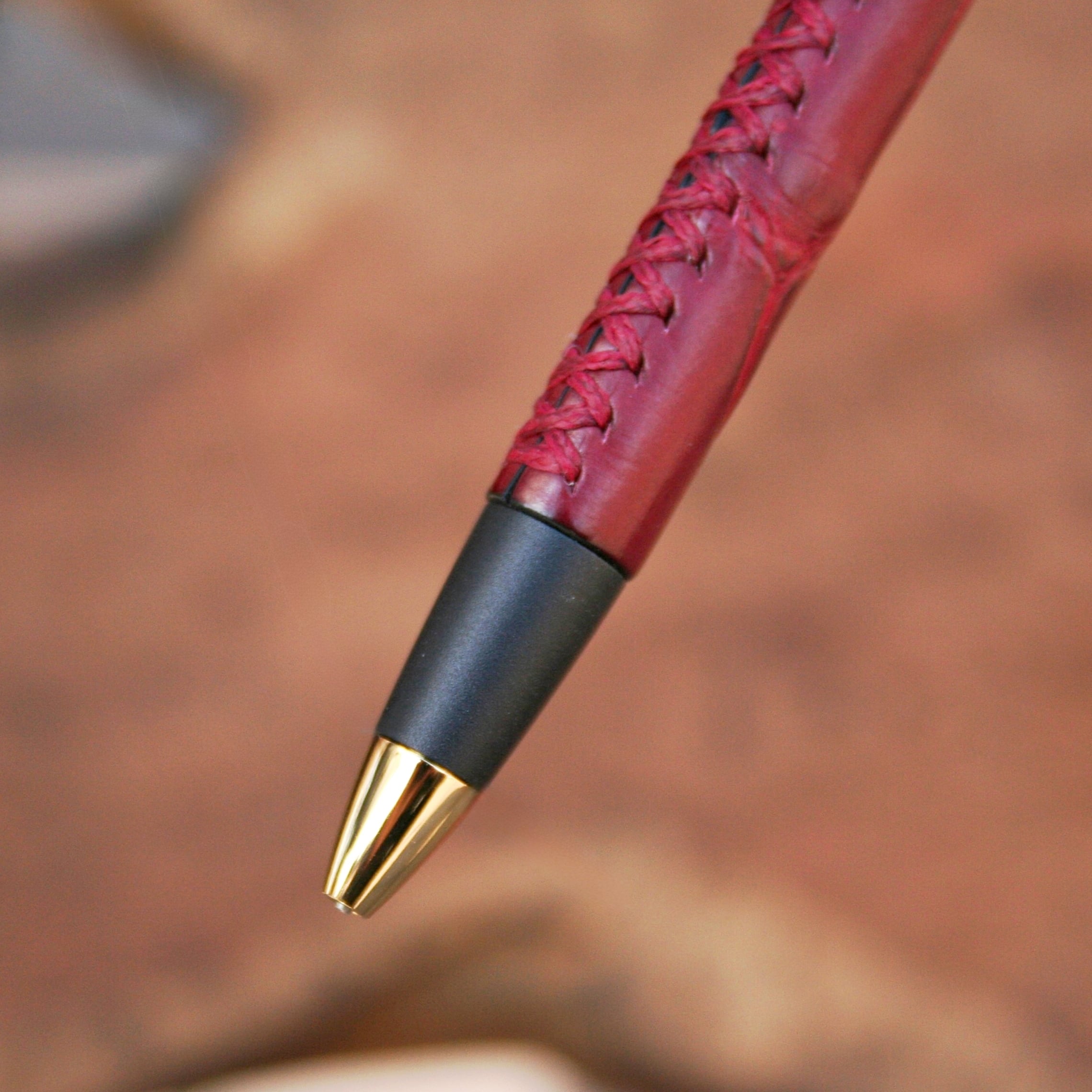 ☆不定期販売☆ 革軸ペン【クロコダイル クリムゾンレッド】 | Schicksal