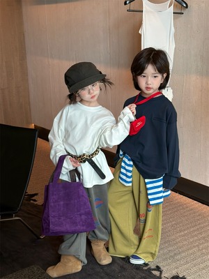 パッチレターロングTシャツ（2色展開）XDJK｜トップス プルオーバー｜小学生 ジュニア対応｜通学 普段着｜韓国子供服｜男の子 女の子｜90-160cm｜2026秋服 ［取寄］