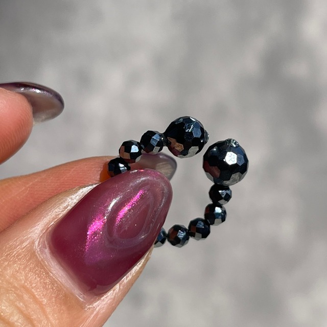 テラヘルツ イヤーカフ｜艶｜メタリックなブラック・シンプルアクセサリー｜ピアス穴不要