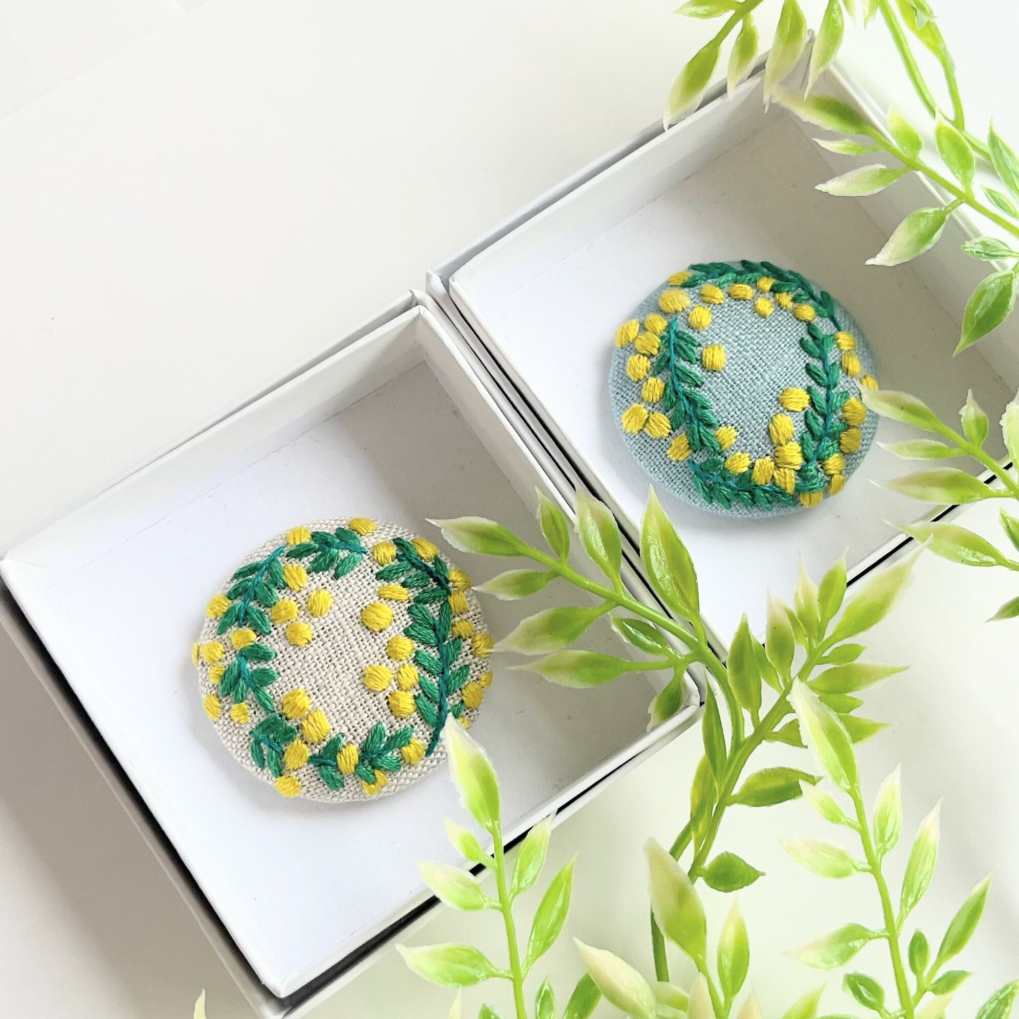 ミモザのリースの刺繍ブローチ【botanical】#349 | j.couture