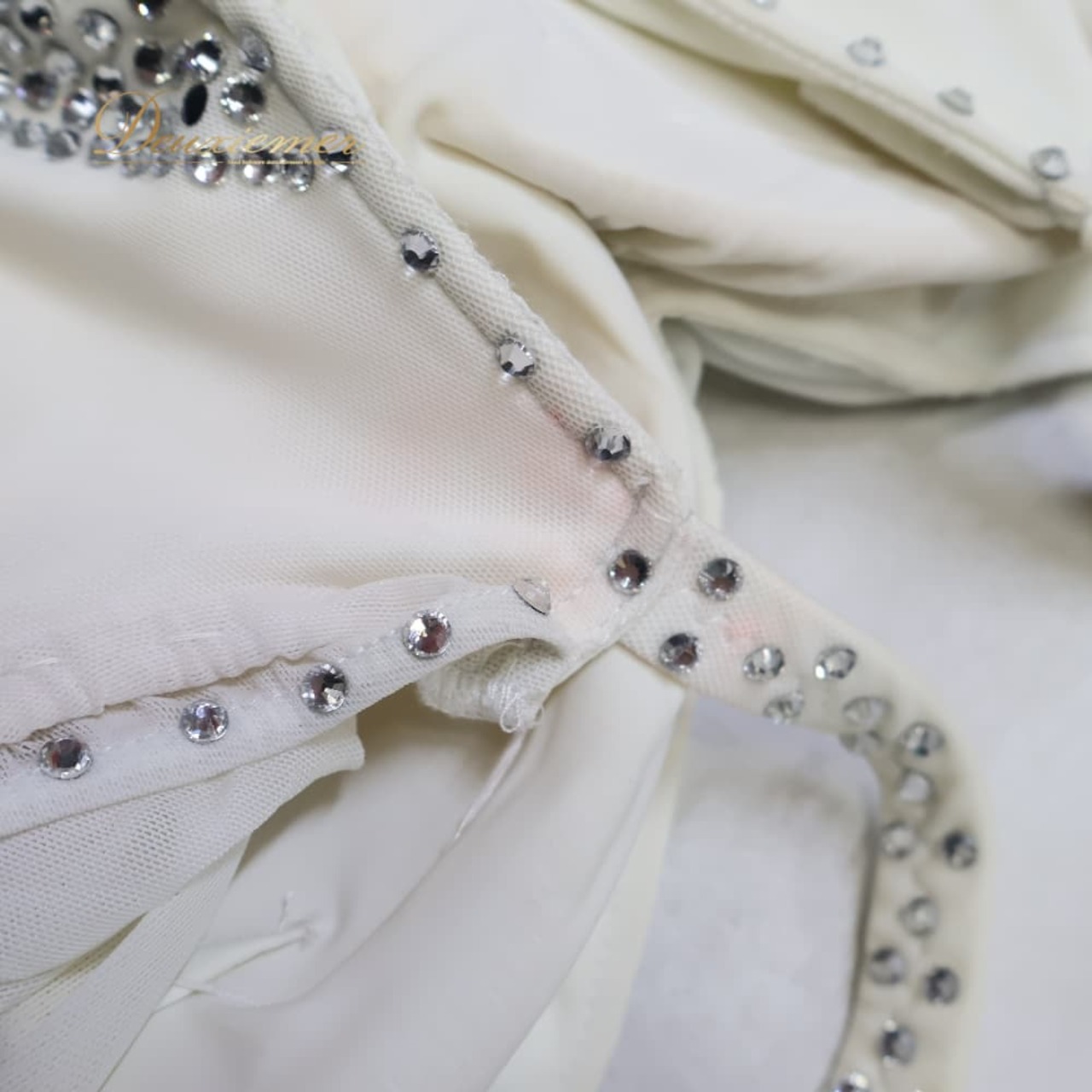 社交ダンス 衣装 ワンピース ドレス スタンダード ホワイト系 フリル 花 白 ラインストーン ビジュー 袖なし 華やか 明るい デモ 競技 上品 かわいい ダンス衣装 イベント ステージ キラキラ ふんわり シルバー系