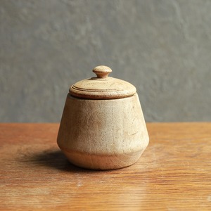 味わい深い、ぽってりフォルムの木の容器
