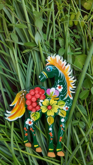 ウクライナ伝統絵画 ペトリキウカ塗り 木製ブローチ（ホメンコ作）