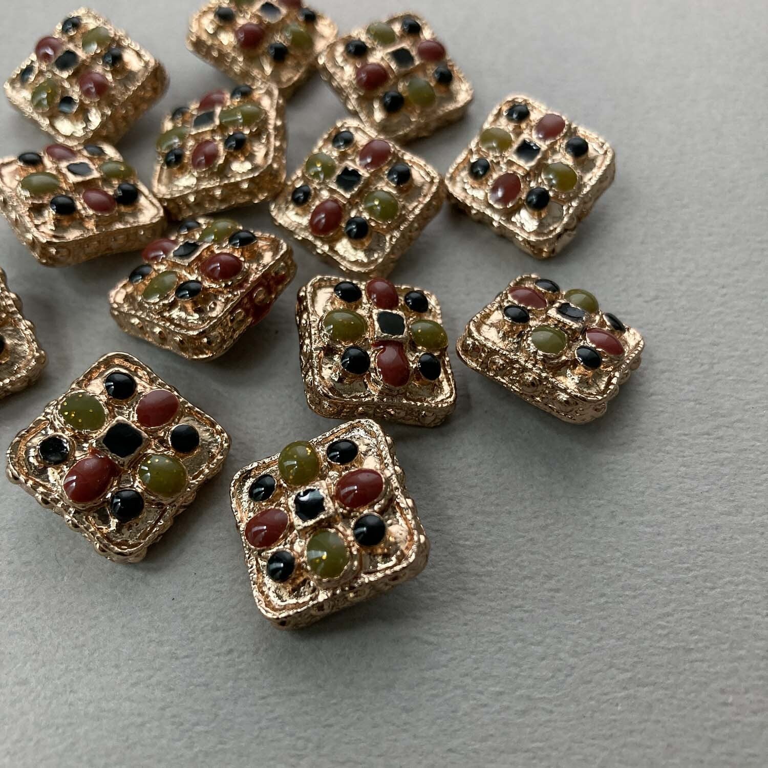 エナメル入りスクエアメタルボタンS(16mm)