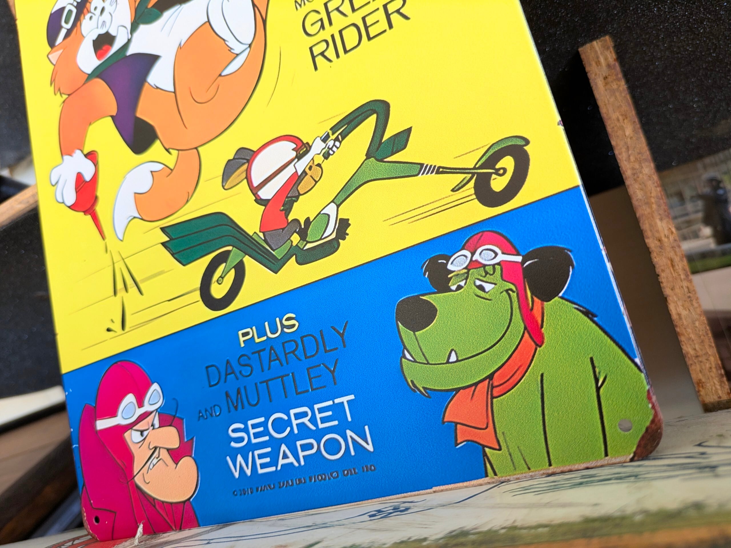 送料無料!ちょうどいいブリキ看板 ビンテージ加工【 Hanna-Barbera Productions / ハンナ・バーベラ 】Fun-in / Wacky Races( チキチキマシン猛レース ) / ケンケン / METAL SIGN / メタルサイン / ブリキ看板 / サインボード / ビンテージ加工 〚アメリカン雑貨 アメトイ〛