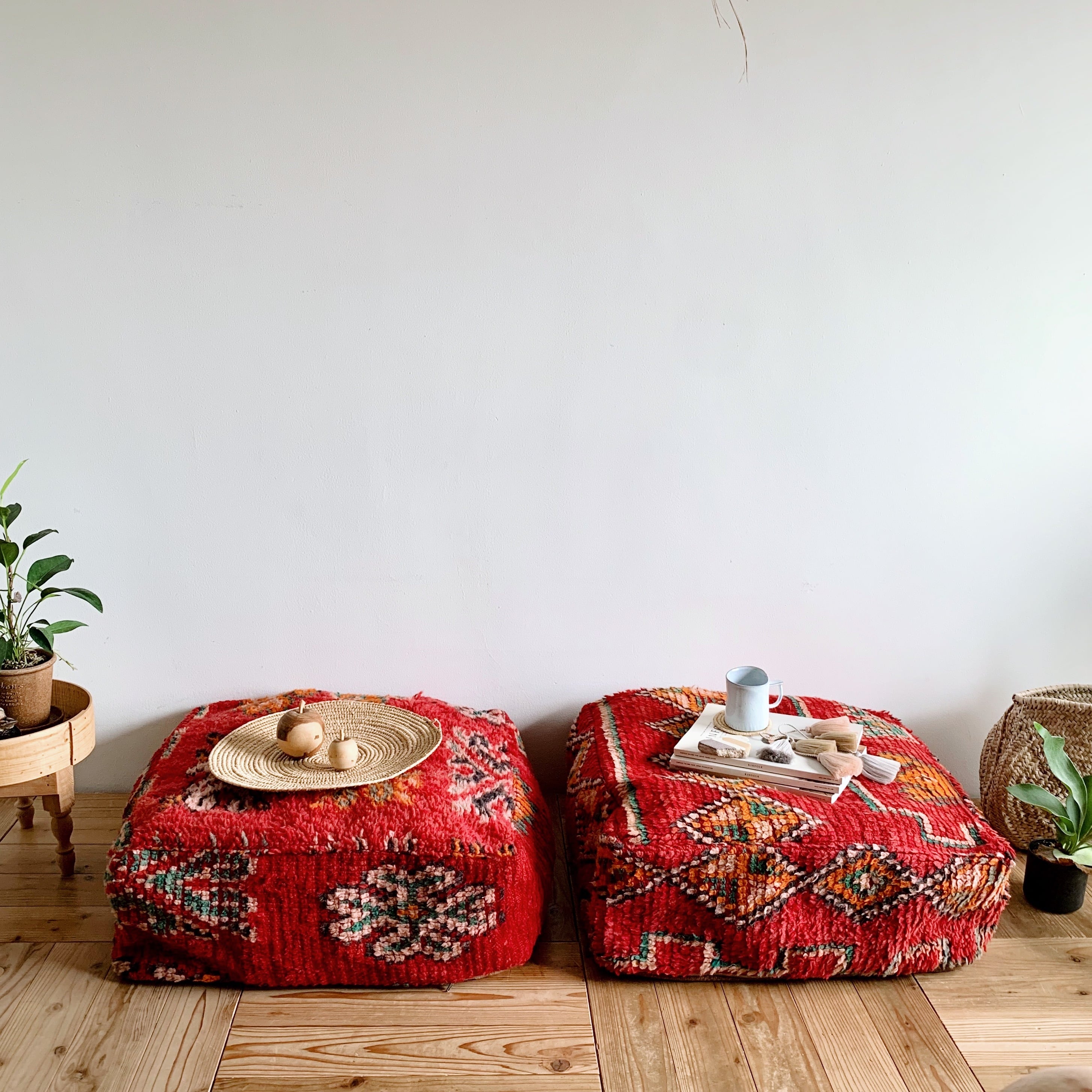 モロッコのオールドラグをリメイクしたプフ